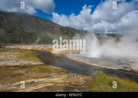 Cliff geyser sta scoppiando per la sabbia nera bacino, il parco nazionale di Yellowstone, Wyoming usa Foto Stock