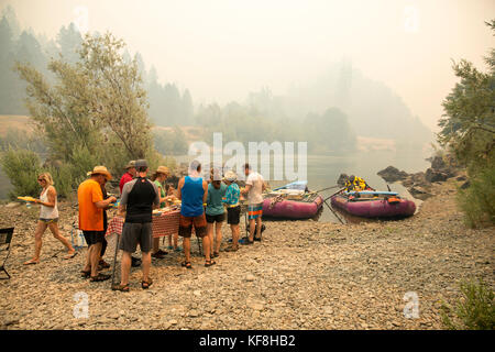 Stati Uniti d'America, oregon, selvaggia e scenic Rogue River nel distretto di Medford, pranzo al wiskey creek Foto Stock