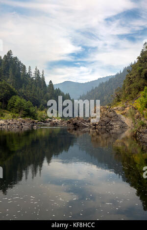 Stati Uniti d'America, oregon, selvaggia e scenic Rogue River nel distretto di Medford, avvicinando la curva a ferro di cavallo in campeggio Foto Stock