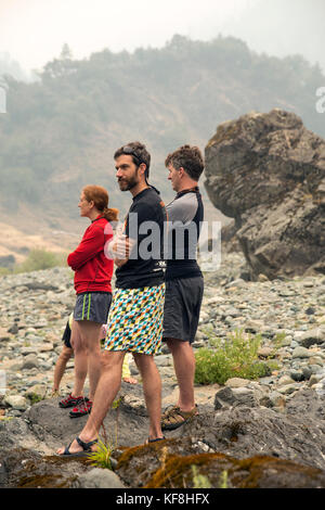 Stati Uniti d'America, oregon, selvaggia e scenic Rogue River nel distretto di Medford, campeggio a ferro di cavallo piegare campeggio Foto Stock