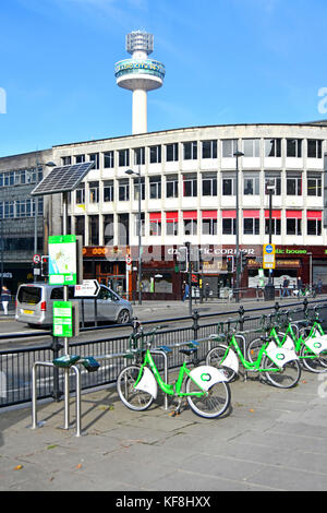 Centro città di Liverpool noleggio bici a regime con piccolo pannello solare per alimentare elettricità alla docking station Merseyside England Regno Unito Foto Stock