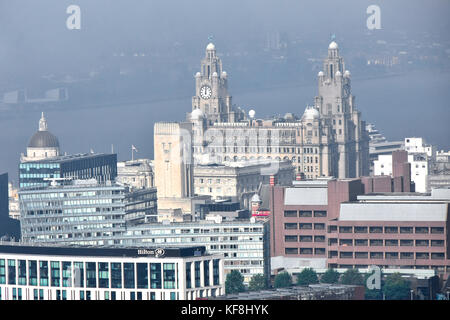 Guardando verso il basso a partire da sopra come la nebbia scompare dal fiume Mersey rivela Liverpool Royal Liver Building sul fiume Mersey waterfront Wirral Peninsula oltre il Regno Unito Foto Stock