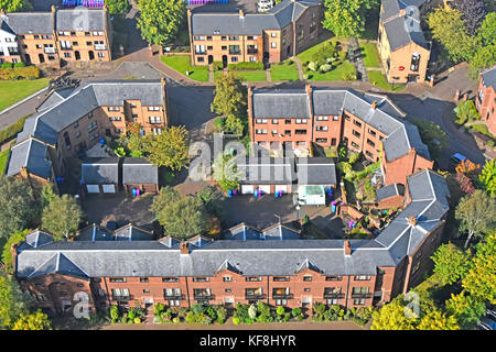 Vista da sopra guardando in giù sul centro città moderno sviluppo di alloggiamento di tre piani di proprietà in Liverpool Merseyside England Regno Unito Foto Stock