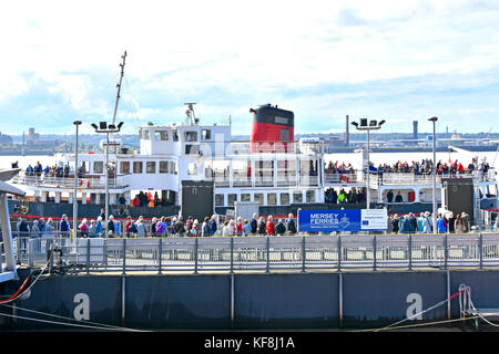 Liverpool Mersey Ferries Royal Iris del Mersey al Pier Head con la folla di persone in attesa di sbarcare e molti altri aspettano a bordo England Regno Unito Foto Stock