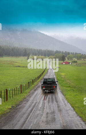 Stati Uniti d'America, oregon, Giuseppe, cowboy todd nash aziona il suo carrello accanto a Giuseppe nel nordest oregon Foto Stock