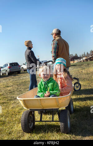 Stati Uniti d'America, oregon, piegare i ragazzi giocare in una carriola durante l annuale zucca patch situato in terrebone vicino a Smith rock state park Foto Stock