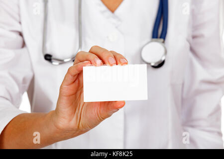 Closeup colpo di un vuoto di carta bianca in una mano del medico o infermiere Foto Stock