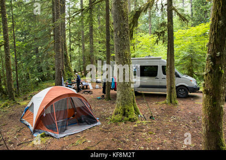 Stati Uniti d'America, oregon, santiam river, marrone cannone, un campeggio vicino al fiume santiam nel willamete national forest Foto Stock