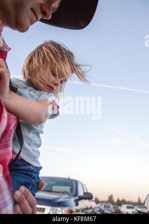 Stati Uniti d'America, oregon, suore sorelle rodeo, una giovane ragazza essendo portato da suo padre fuori delle suore rodeo Foto Stock