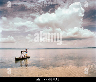 Panama, Bocas del Toro, guaymi indiano padre e figlio paddle loro piroga nel mar dei Caraibi e America centrale Foto Stock