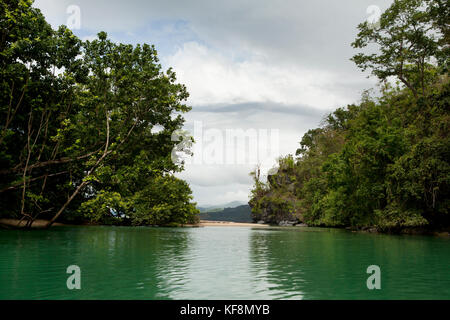 Filippine, palawan sabang, guardando fuori dell'entrata del fiume sotterraneo Foto Stock