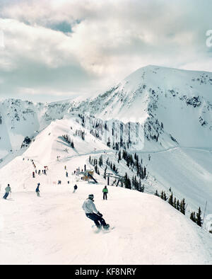 Stati Uniti d'America, Utah, lo sci e lo snowboard giù per la nuvoletta seggiovia dalla parte superiore del tram, snowbird ski resort Foto Stock