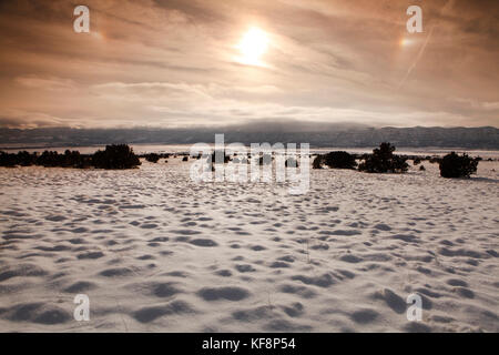 Stati Uniti d'America, Utah, escalante monumento nazionale, un paesaggio di neve e il ginepro con una sezione dello scalone a distanza Foto Stock