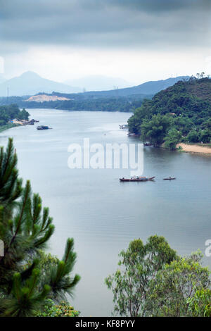 Il Vietnam, tonalità, una vista in elevazione del fiume perfume, terreni agricoli, longtail barche e una piccola barca tradizionale chiamato un sampan Foto Stock