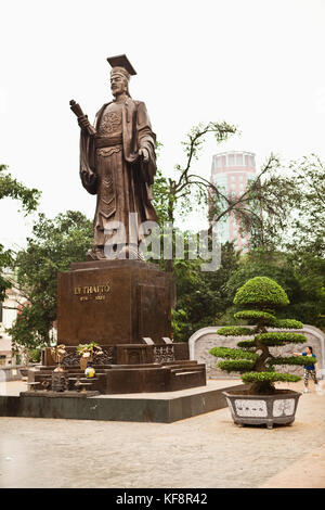 Il Vietnam, Hanoi, una statua di ly thai, il primo imperatore della dinastia del Vietnam si trova a Indira Gandhi park Foto Stock