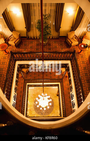 Il Vietnam, Hanoi, Sofitel metropole hotel, guardando verso il basso nella lobby dell' hotel da diversi piani fino Foto Stock