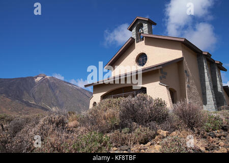 Ermita de las Nieves Cappella con il monte Teide in background. Parco Nazionale del Teide, Tenerife, Isole Canarie, Spagna. Foto Stock