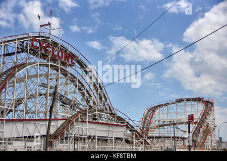 Montagne russe Ciclone in Luna Park/Astroland a Coney Island, Brooklyn New York Foto Stock