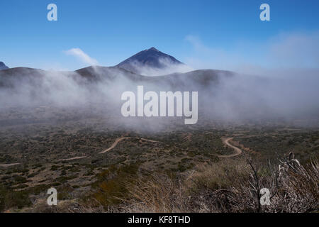 Il picco del Teide sollevandosi al di sopra di basse nubi. Parco Nazionale del Teide, Tenerife, Isole Canarie, Spagna. Foto Stock