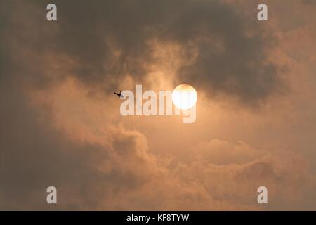 Drammatica red sky e sun causata dalla polvere nell'atmosfera dal Sahara al di sopra del Regno Unito, ottobre 2017 Foto Stock