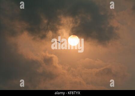 Drammatica red sky e sun causata dalla polvere nell'atmosfera dal Sahara al di sopra del Regno Unito, ottobre 2017 Foto Stock