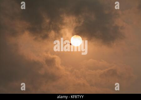 Drammatica red sky e sun causata dalla polvere nell'atmosfera dal Sahara al di sopra del Regno Unito, ottobre 2017 Foto Stock