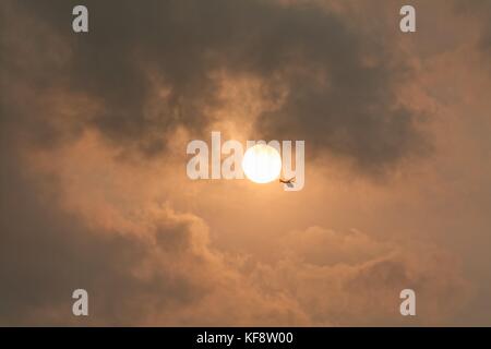 Drammatica red sky e sun causata dalla polvere nell'atmosfera dal Sahara al di sopra del Regno Unito, ottobre 2017 Foto Stock