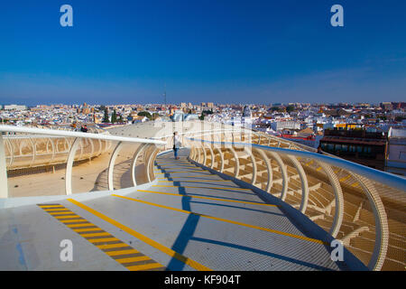 Siviglia, Spagna - Novembre 19,2016: Metropol Parasol è la moderna architettura su Plaza de la Encarnación.it è stato progettato dall'architetto tedesco Jurg Foto Stock