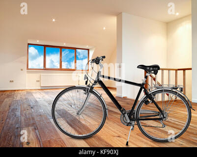Arredamento moderno con pavimento in legno e la bici in primo piano Foto Stock