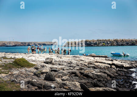 Isole Galapagos, ecuador, individui esplorare south plaza island off se costa di santa cruz Foto Stock