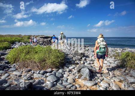 Isole Galapagos, ecuador, individui esplorare intorno a punta suarez sull isola espanola Foto Stock