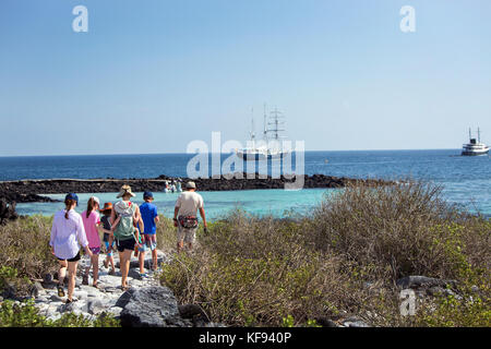 Isole Galapagos, ecuador, individui esplorare intorno a punta suarez sull isola espanola Foto Stock