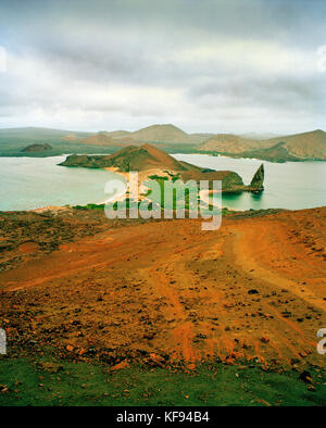 Isole GALAPAGOS, ECUADOR, Bartolome Island, vista panoramica della costa come si osserva dalla cima dell'isola Foto Stock