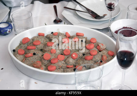 Pesce gefilte, ripiene di pesce, un tradizionale piatto ebraico, mangiato principalmente durante le vacanze Alta di pessach e anno nuovo Foto Stock