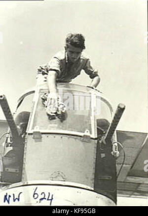 24 Squadron RAAF Liberatore pistole di coda Fenton NT 1944 AWM NWA0624 Foto Stock