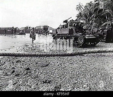 Il carro armato M3, catturato nel 1944 sull'isola di Mbanika, rappresenta i macchinari militari utilizzati durante la seconda guerra mondiale nel teatro del Pacifico, evidenziando le operazioni strategiche nella regione. Foto Stock