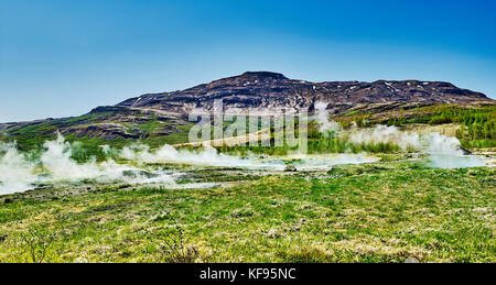 Energia geotermica primavera calda con vapore in Islanda. Foto Stock