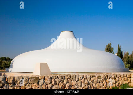 Gerusalemme, Israele, il santuario del libro presso il Museo di Israele, si concentra sui rotoli del mar morto e altre antiche scritture, settembre 2006 Foto Stock