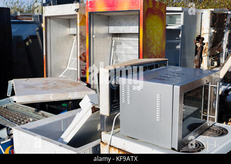 Elettrici rotti bianco e merci in centro di riciclaggio, Irlanda Foto Stock