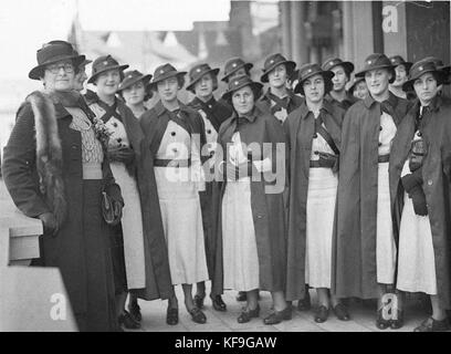 43889 Gruppo di infermieri laureati in cappelli e mantelli di pioggia Foto Stock