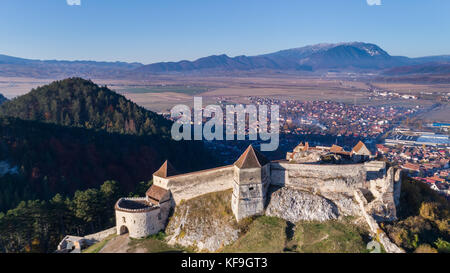 Vista aerea della fortezza rasnov. brasov, Transilvania, Romania Foto Stock