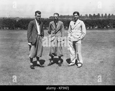Questa fotografia mostra tre golfisti non identificati, due dei quali sono vestiti con fiori tradizionali, che mostrano una scena della cultura del golf dei primi anni del XX secolo. Foto Stock