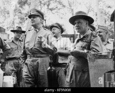 Una fotografia raffigurante due importanti leader militari, il generale Sir Thomas Blamey dell'Australia e il generale Douglas MacArthur degli Stati Uniti. Entrambi hanno giocato ruoli significativi nel teatro del Pacifico durante la seconda guerra mondiale, con Blamey come comandante dell'esercito australiano e MacArthur come comandante supremo delle forze alleate nell'area del Pacifico sud-occidentale. Foto Stock