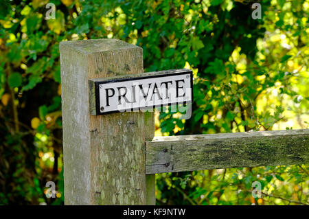 Segno privato sul cancello di legno post, Norfolk, Inghilterra Foto Stock