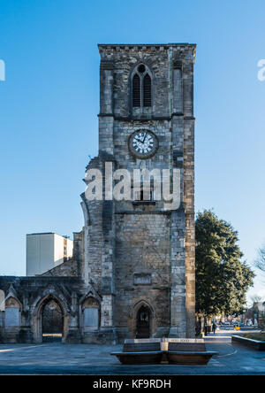 Un colpo di rood santa chiesa in Southampton, Hampshire, Regno Unito. Foto Stock