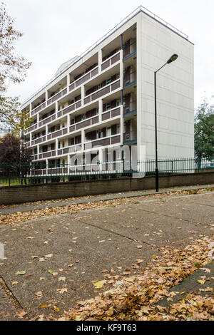 Il dopoguerra Hallfield modernista station wagon, Bayswater, Londra, progettato da Berthold Lubetkin (Tecton), Denys Lasdun e Lindsay Drake negli anni cinquanta. Foto Stock