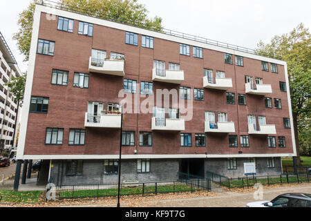 Il dopoguerra Hallfield modernista station wagon, Bayswater, Londra, progettato da Berthold Lubetkin (Tecton), Denys Lasdun e Lindsay Drake negli anni cinquanta. Foto Stock