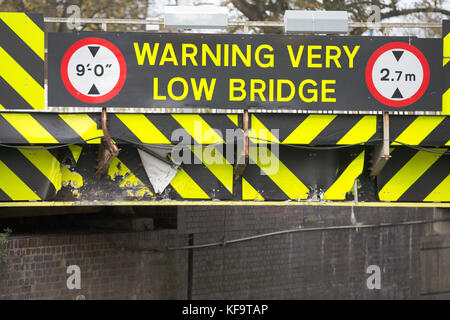 Il stuntney ponte stradale a Ely,cambs,il 26 ottobre che oggi è stato rivelato come il più rovinata ponte in Gran Bretagna. La maggior parte rovinata ponte in Gran Bretagna è stato colpito 113 volte negli ultimi otto anni è stato rivelato oggi (giovedì). stuntney ponte stradale a Ely, Cambridgeshire ha avuto la più scioperi, in base a nuove informazioni rilasciate dalla rampa di rete. La ferrovia soffre quasi duemila bridge colpisce ogni anno costano al contribuente circa £23 milioni in danni e ritardi. Alla fine di questo mese vede un picco nel numero di scioperi, passando a quasi 10 al giorno. Foto Stock