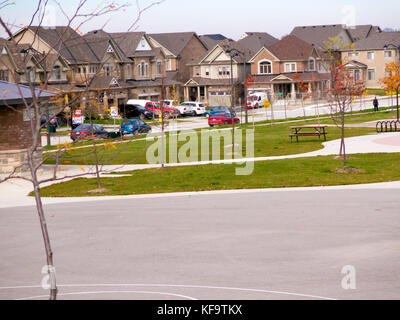 Nuove case in suddivisione essendo costruire con 2 storia come bene come semilavorati-staccare e singolo 2 Storia case in alliston,Ontario,ccanada Foto Stock