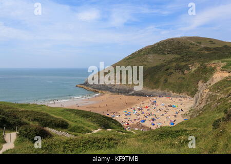 Una vista della spiaggia di mwnt e foel mwnt y dalla parte superiore della spiaggia accesso su una intensa giornata d'estate Foto Stock